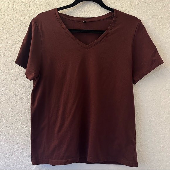 Uniqlo Tops - Uniqlo Maroon Short Sleeve Tee Size Medium